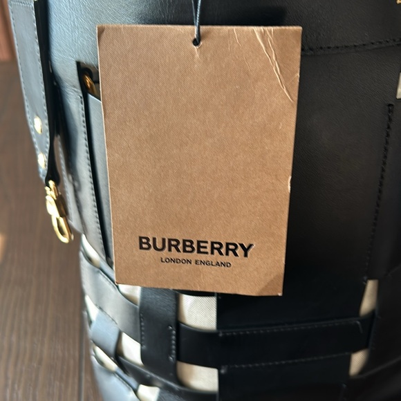 BURBERRY NWT TOTE/CROSSBODY - Picture 2 of 6
